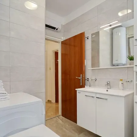 Neva Modern בית הארחה זאדאר